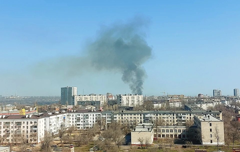 Столбы дыма видны издалека.