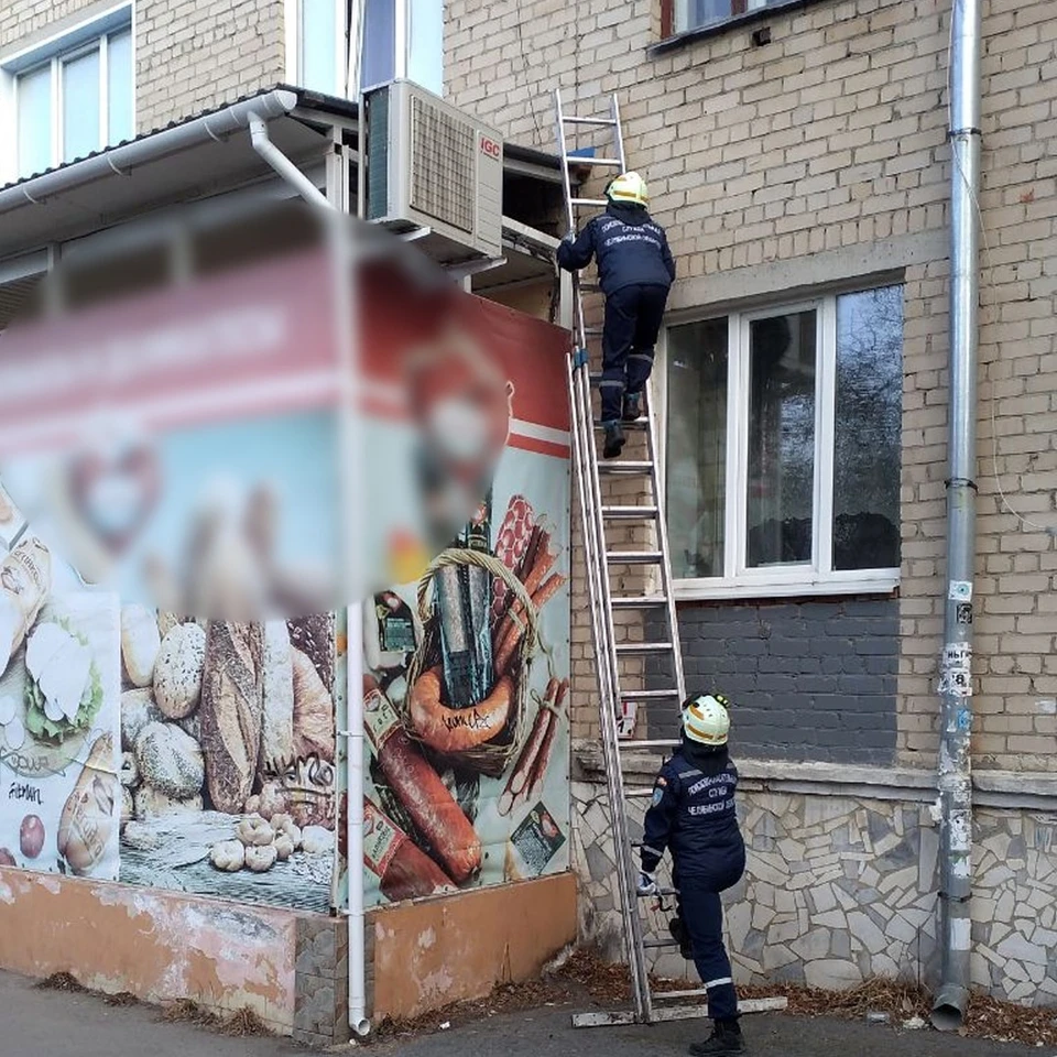 В квартиру к женщине попали через крышу пристройки к дому. Фото: поисково-спасательная служба Челябинской области