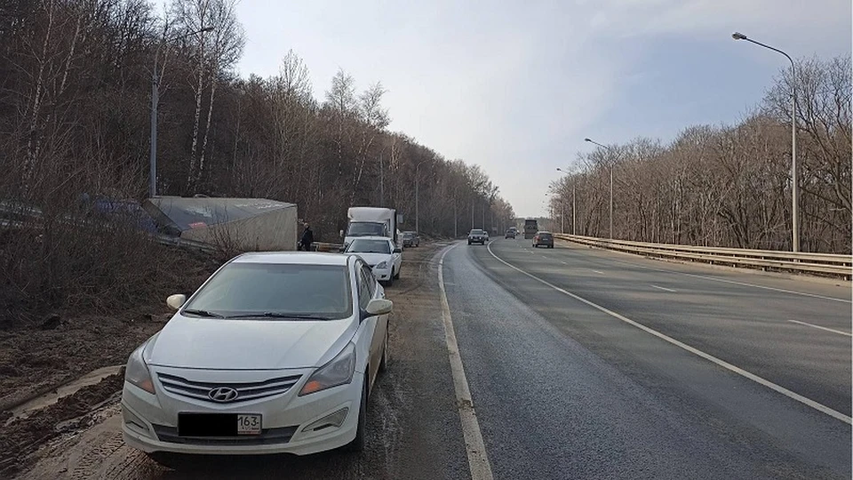 Водитель нарушил правило расположения транспортного средства на проезжей части.