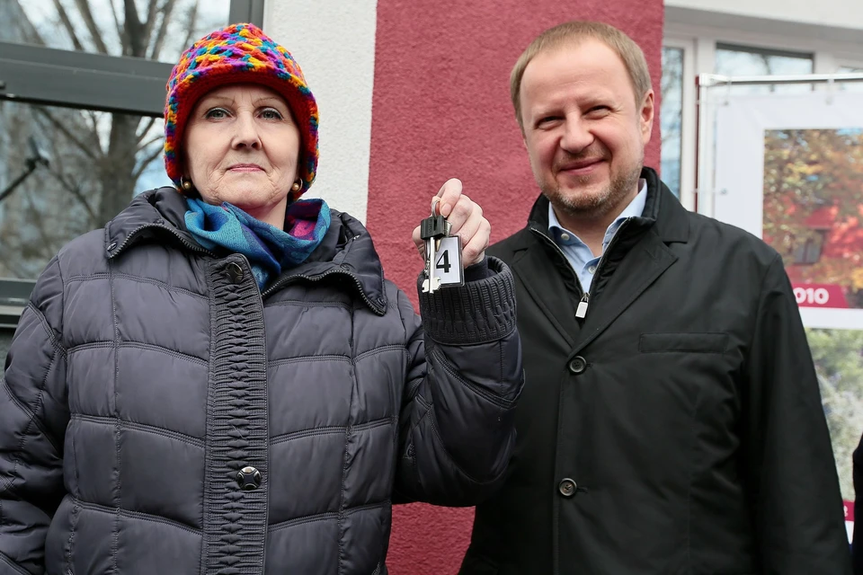 Губернатор Томенко вручил барнаульцам ключи от квартир в новом доме