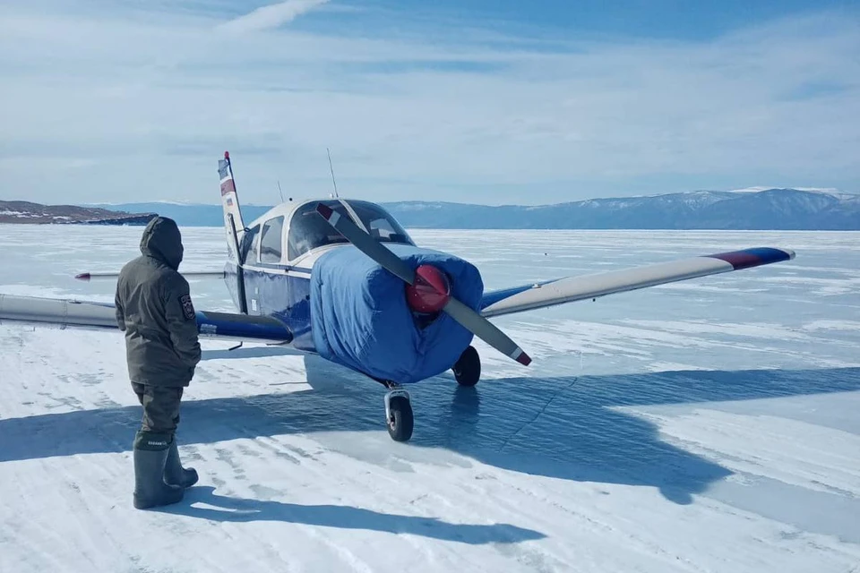 Летевший из Новосибирска самолет незаконно сел на льду Байкала в Иркутской области. Фото: Евгений Рыжов