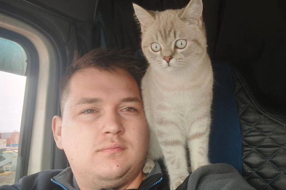 Кот по кличке Ев и Данил вместе ходят в рейсы уже три месяца. Фото: Данил Бородин.