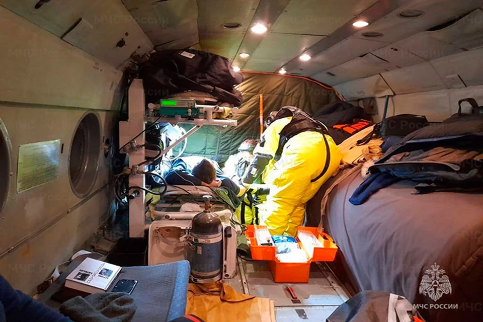 Вертолет со спасателями и медиками добрался до рыболовецкого судна в Охотском море
