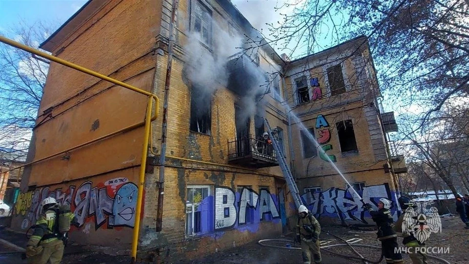 Пожарные делают все возможное, чтобы огонь не перекинулся на соседние здания