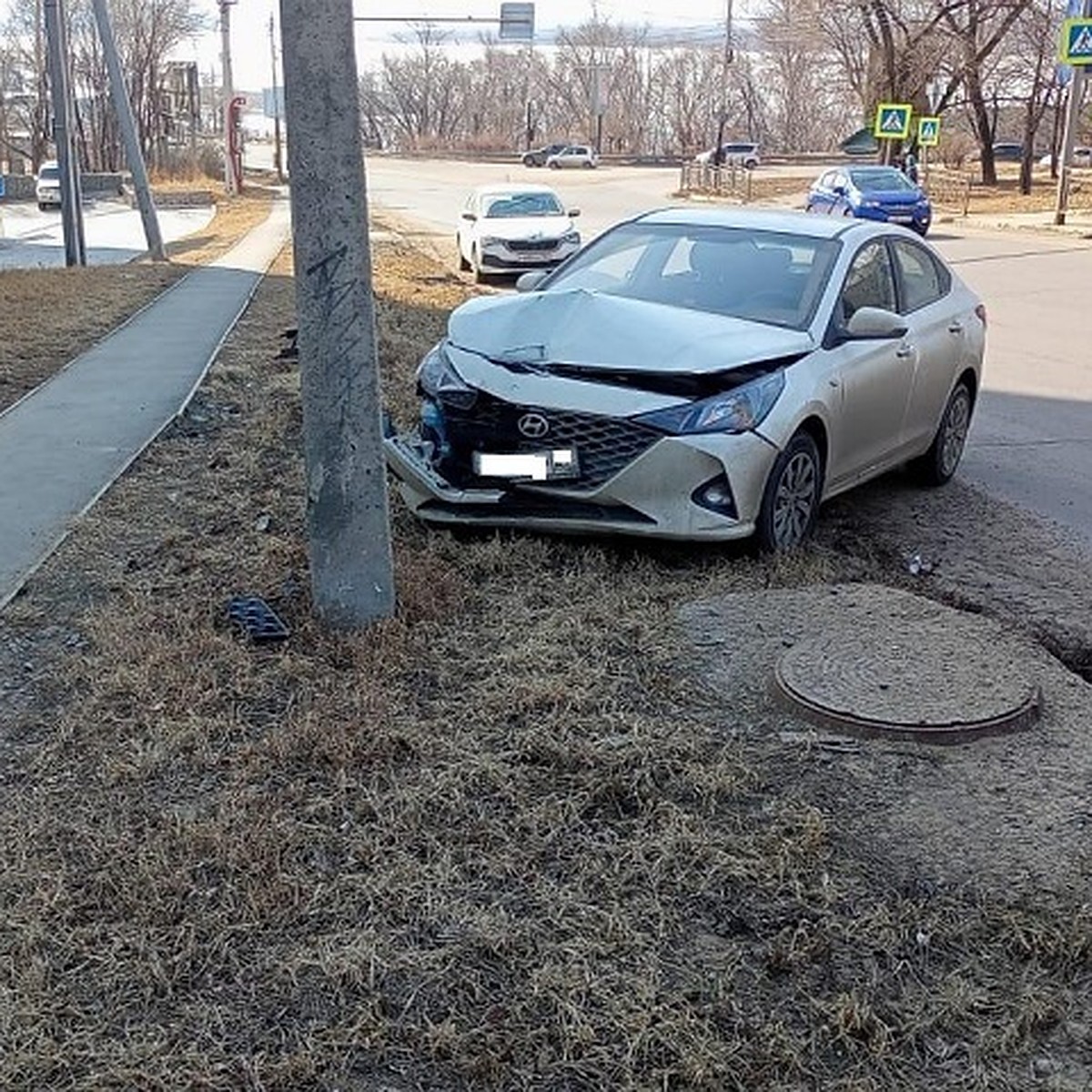 Автомобиль разбился из-за открытого канализационного люка в Хабаровске -  KP.RU