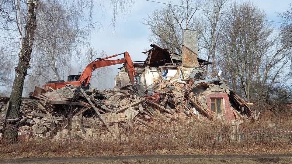 В Киреевске Тульской области снесли аварийный дом, у которого 22 марта рухнула стена
