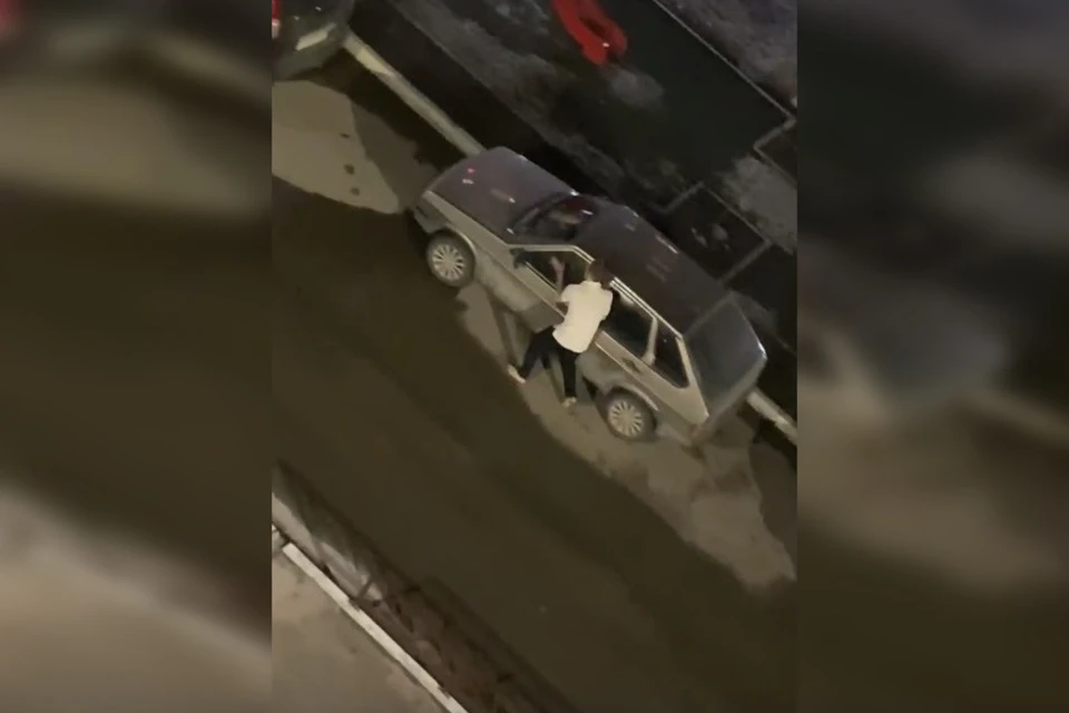 Неадекватный горожанин бил в стекла автомобилей и сносил зеркала. Скриншот видео «Инцидент Барнаул»