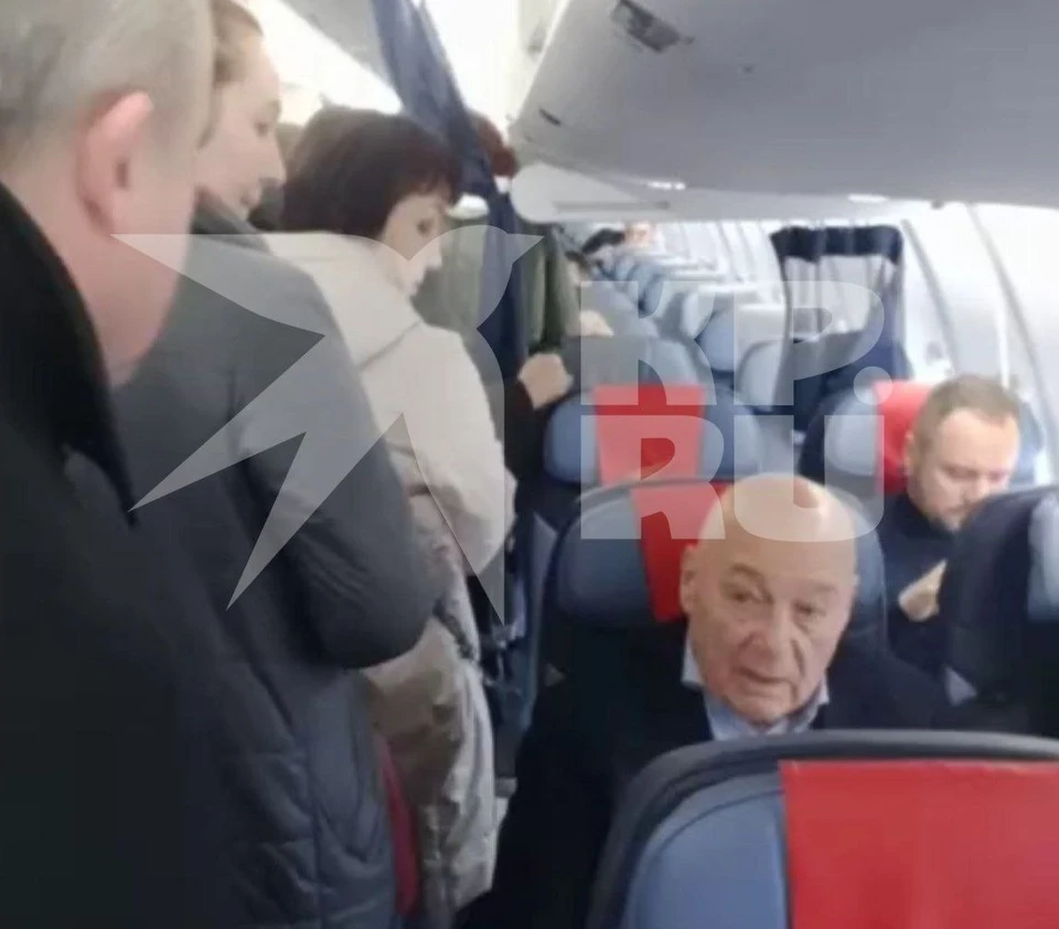 Владимир Познер летит эконом-классом в Псков