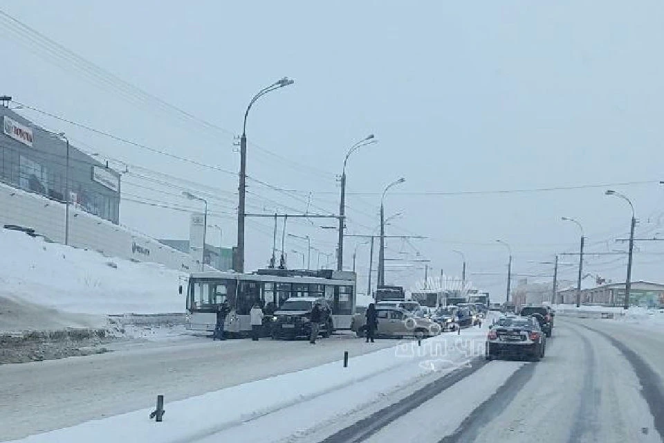 В аварии никто не пострадал, проводится проверка. Фото: vk.com/murmansk_dtp