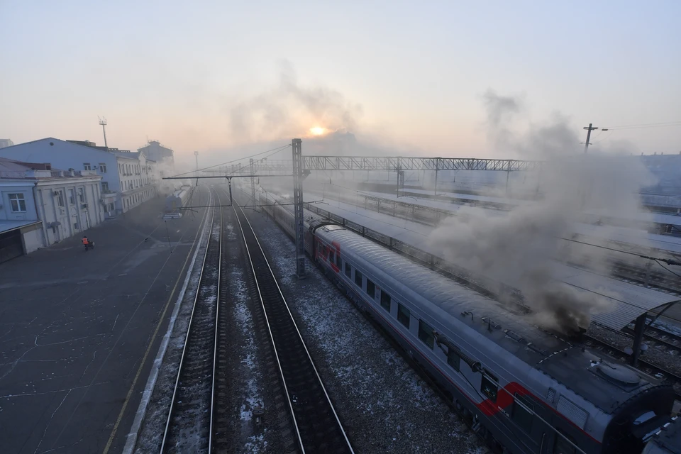 Поезда стали отставать от графика из-за снегопада в Ростовской области.
