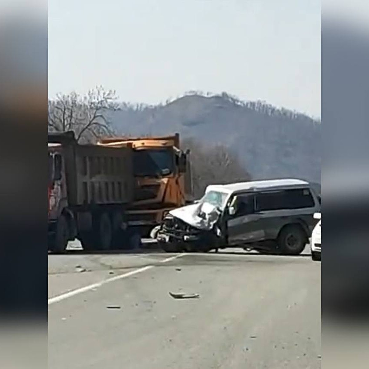 В массовой аварии с двумя самосвалами в Приморье разбились не менее четырех  авто - KP.RU