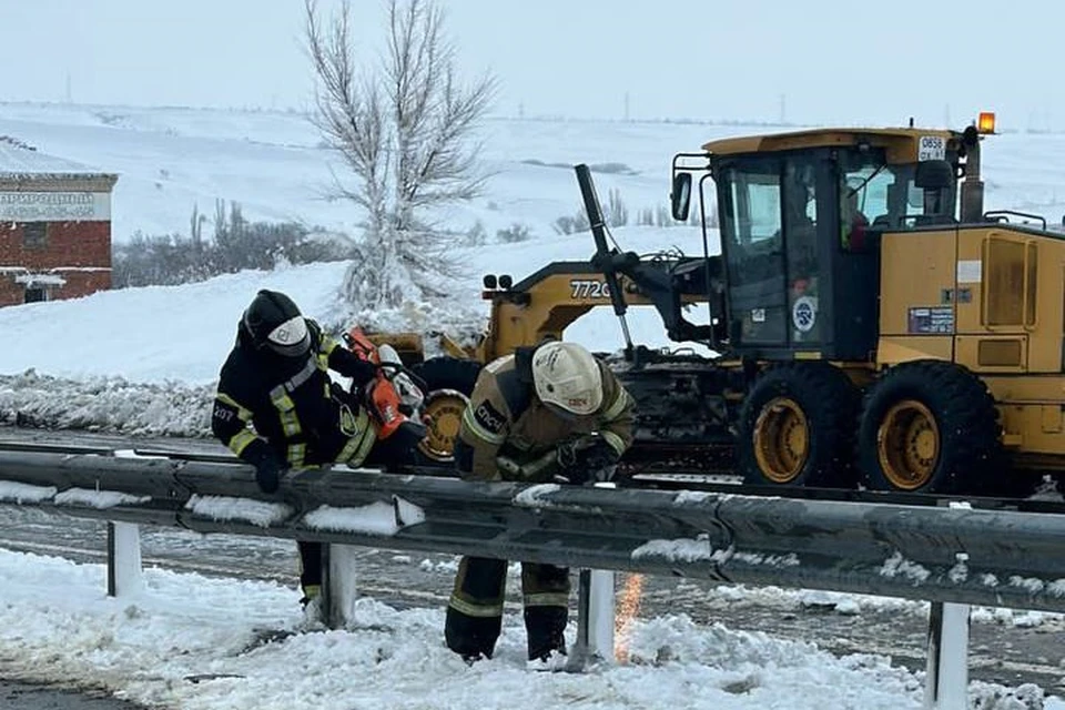 Спасатели демонтировали барьерные ограждения. Фото: telegram-канал Василия Голубева.