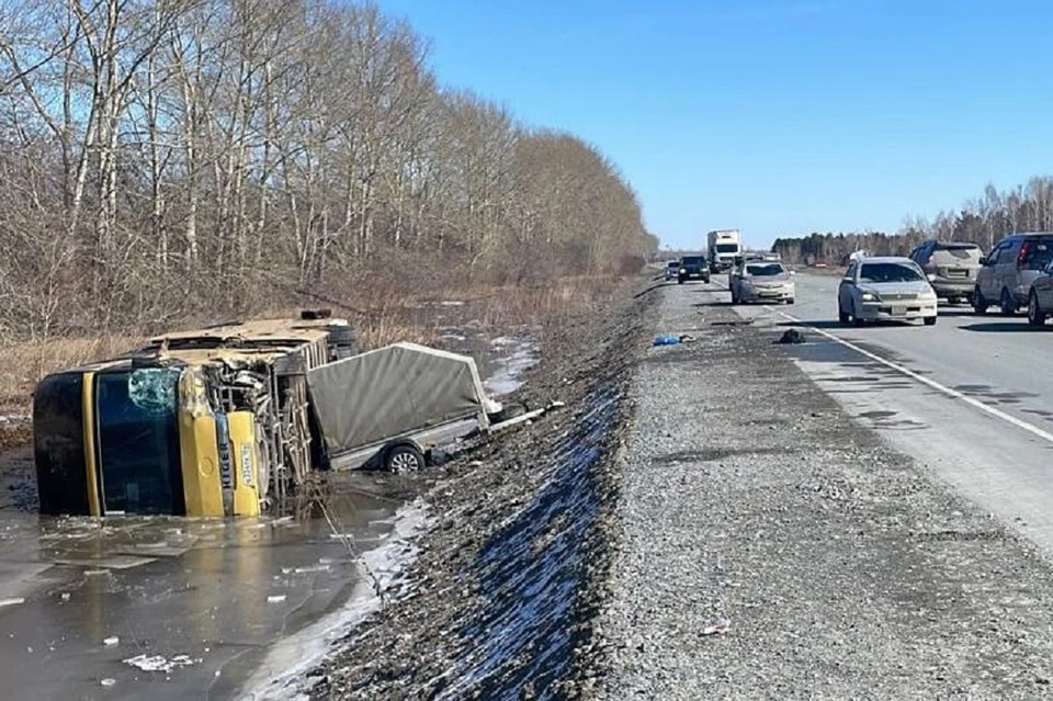 Авария случилась в 11 часов. Фото: ГУ МВД по НСО.