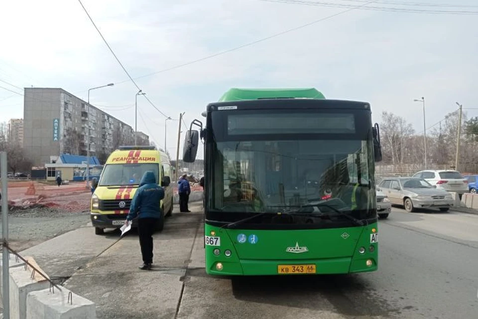 У бабушки и ее внучки врачи диагностировали ушибы головы Фото: отделение пропаганды ГИБДД Екатеринбурга