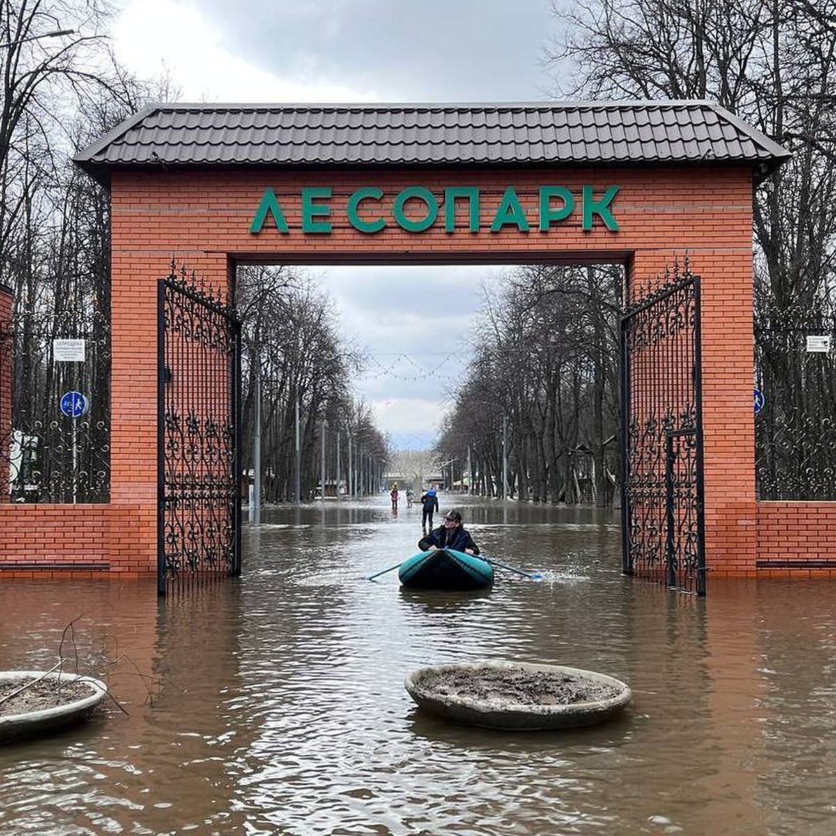 Большая вода в городе. Лесопарк с его затопленными аттракционами и  кафешками стал раздольем для водных прогулок - KP.RU