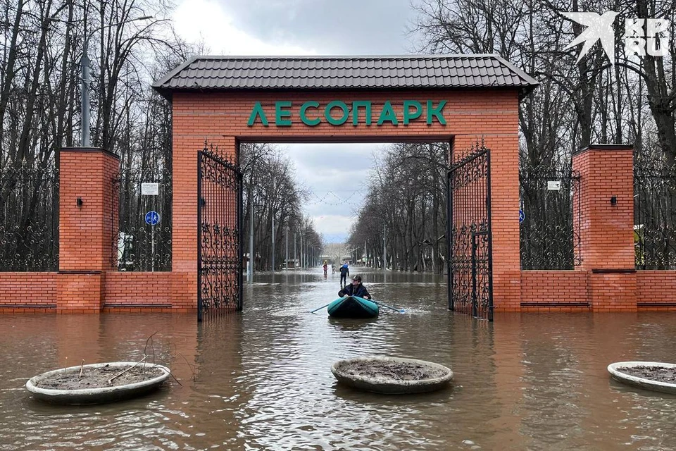 К 1 апреля уровень воды в Оке поднялся настолько, что были затоплены входные ворота Лесопарка. Фото: Елена ЮНУСОВА.