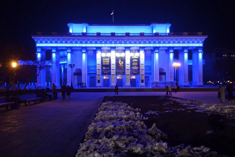 В Новосибирске учреждения культуры зажглись синим в честь Всемирного дня распространения информации об аутизме.