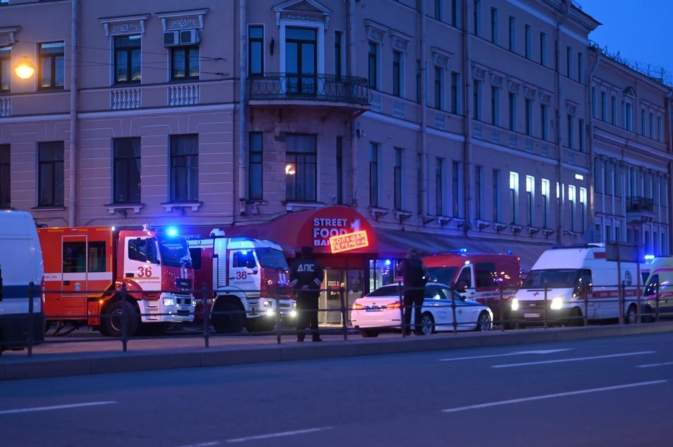 В результате взрыва в кафе "Стрит-бар" пострадало минимум 24 человека и один погиб
