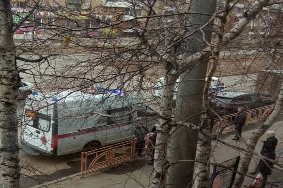 Девочка выпала из окна. Ребенок выпал из окна 2023. Мияги ребенок выпал из окна. Девушка выпала из окна. Школьник выпал из окна.