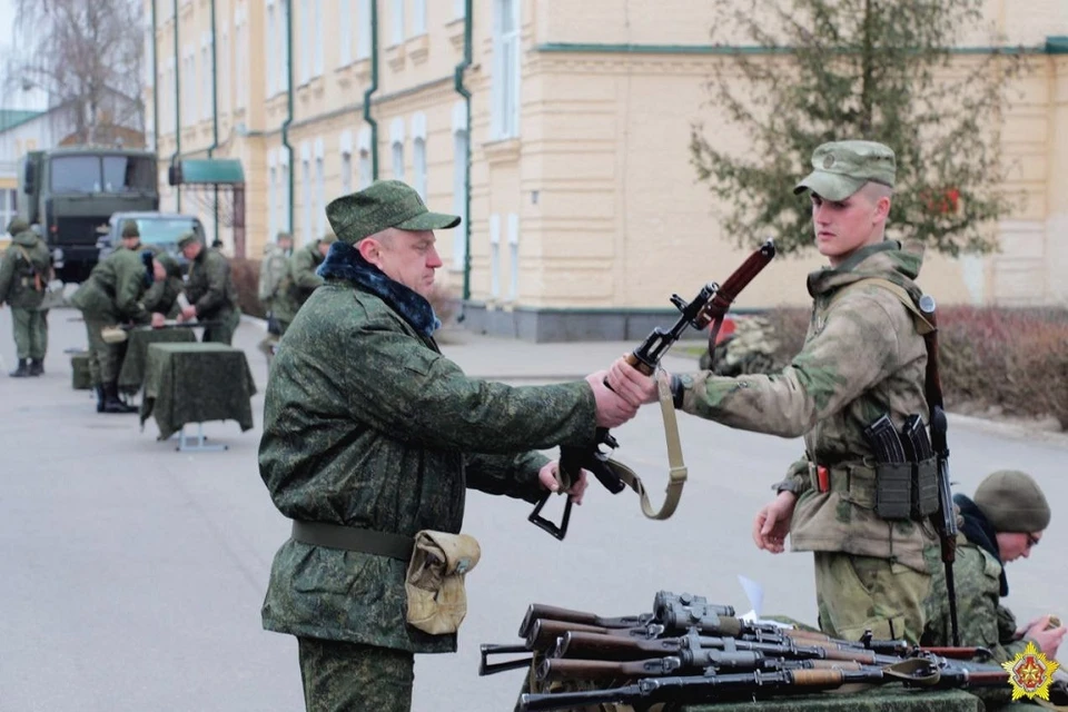 В Минобороны показали, как призванным из запаса белорусам вручают боевое оружие. Фото: Минобороны