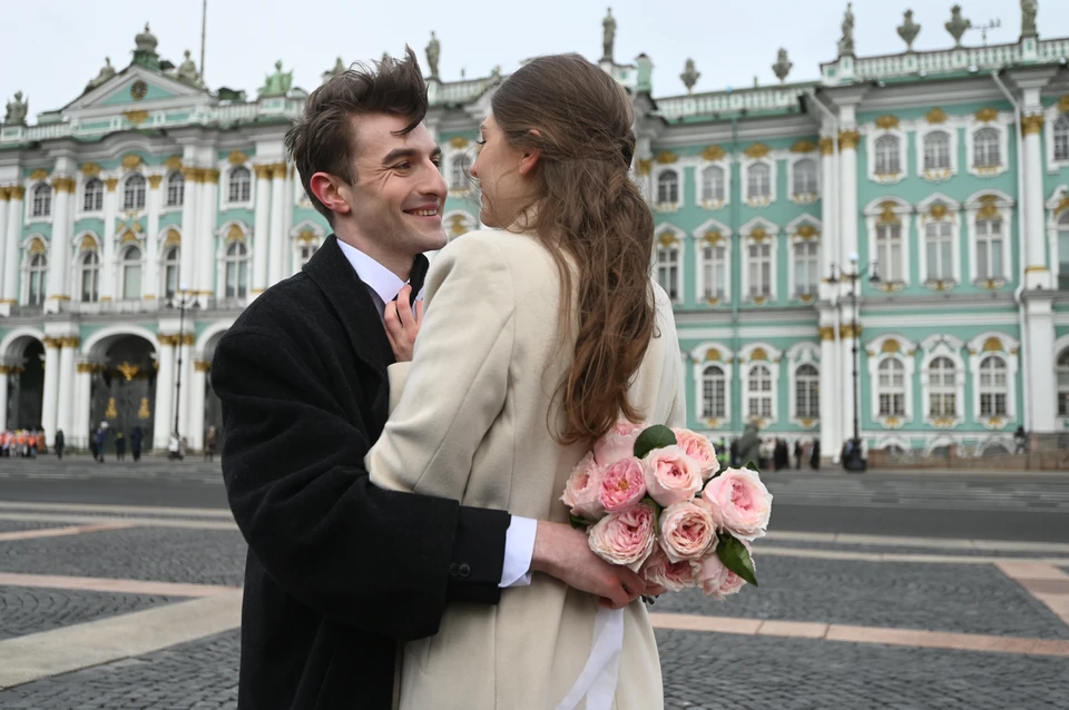 Каким будет май в спб. Свадьба невеста. Свадьба в Питере. Дворец бракосочетания 1 на английской набережной. Дворцовые церемонии.