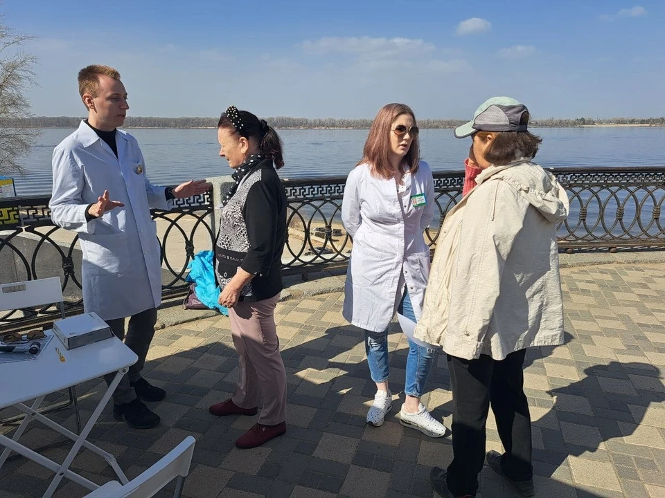 В египте утонул руководитель самарского движения. Мероприятия ко Дню здоровья. Люди гуляют по набережной Самара. Дочь Самарского директора парка. День здоровья фото.