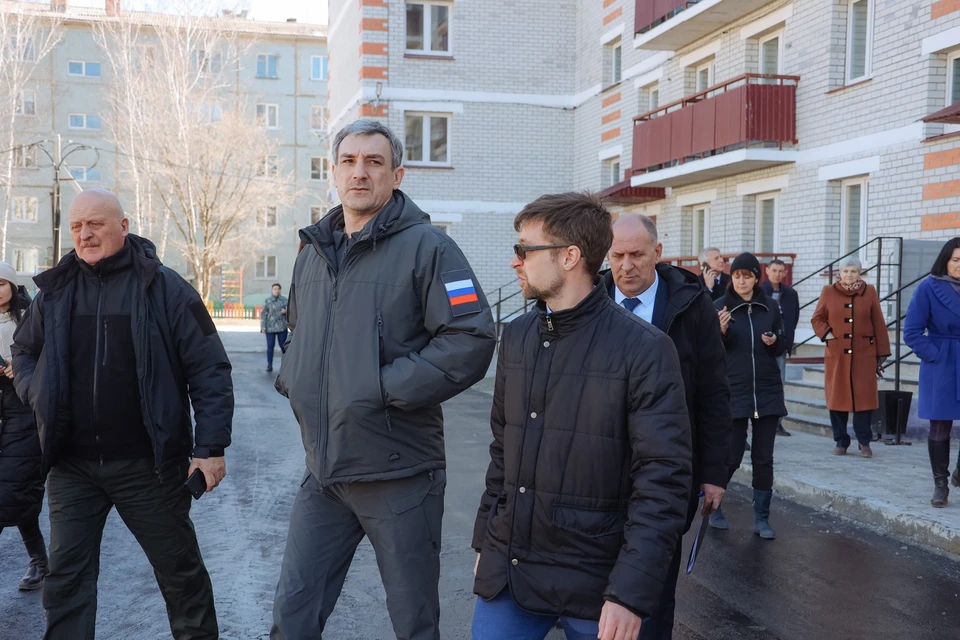 Губернатор Василий Орлов (в центре) осмотрел новый дом, построенный для детей-сирот и переселенцев из аварийного жилья. Фото: пресс-служба правительства Амурской области.