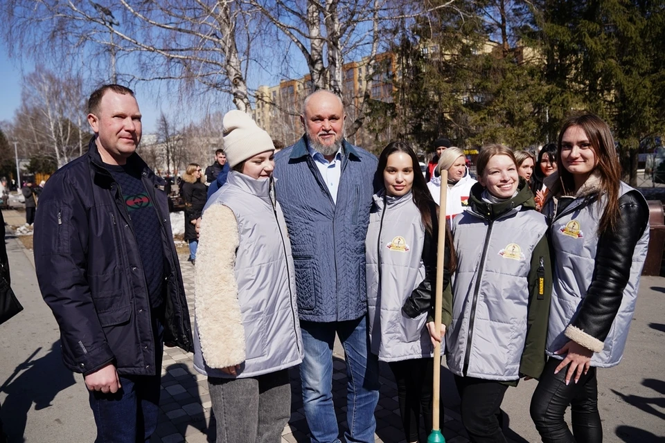 На призыв губернатора Сергея Цивилева (в центре) провести субботник откликнулись 120 тысяч жителей региона. Фото: пресс-служба администрации правительства Кузбасса