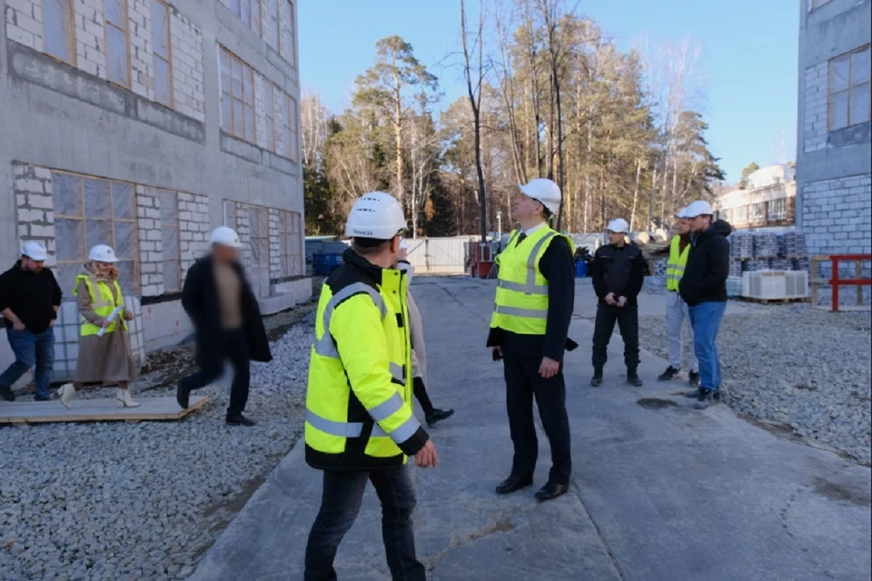 Губернатор Новосибирской области проконтролировал ход строительства кампуса мирового уровня НГУ. Фото: правительство НСО.