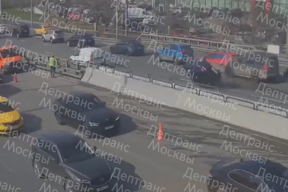 На месте ДТП работают оперативные службы города