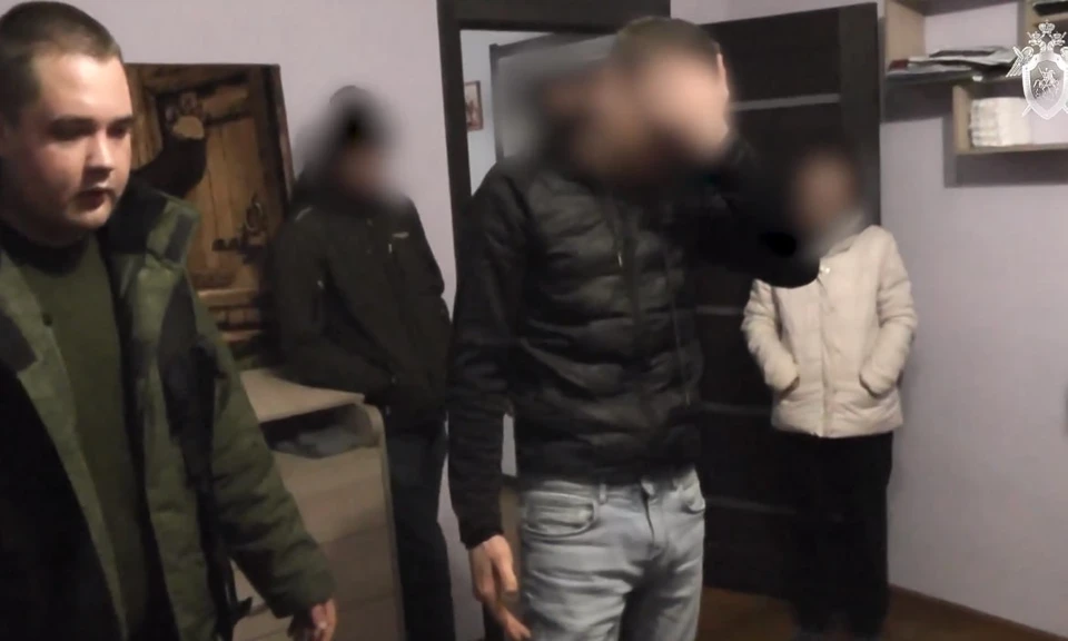 Обвиняемого привезли в дом, где он до смерти избил ребенка. Фото: скрин с видео СУ СК по Тульской области