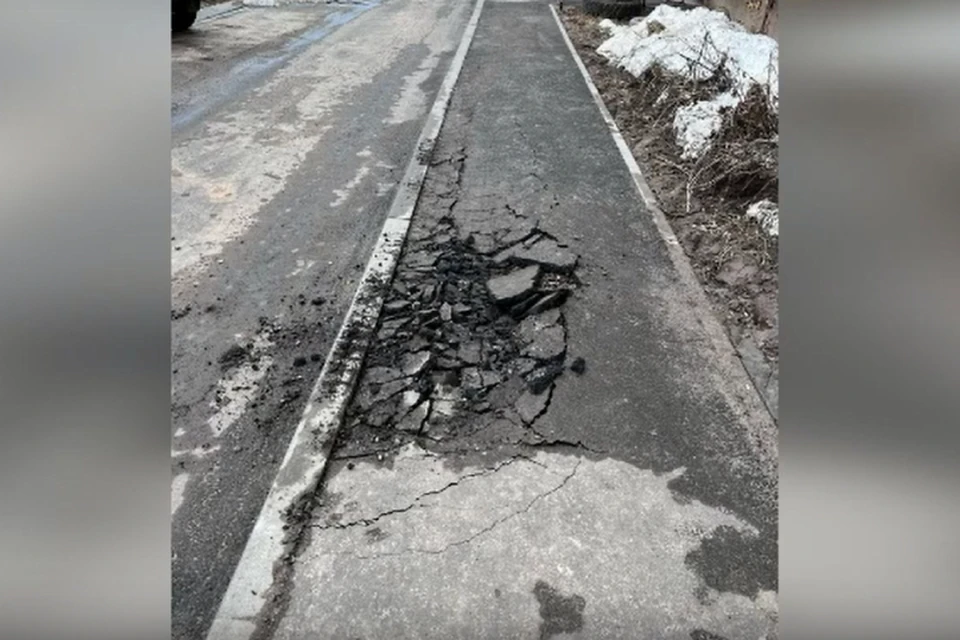 Теперь у дома на улице Володарского, 16 яма больше 50 сантиметров. ФОТО: Народный фронт Кировская область