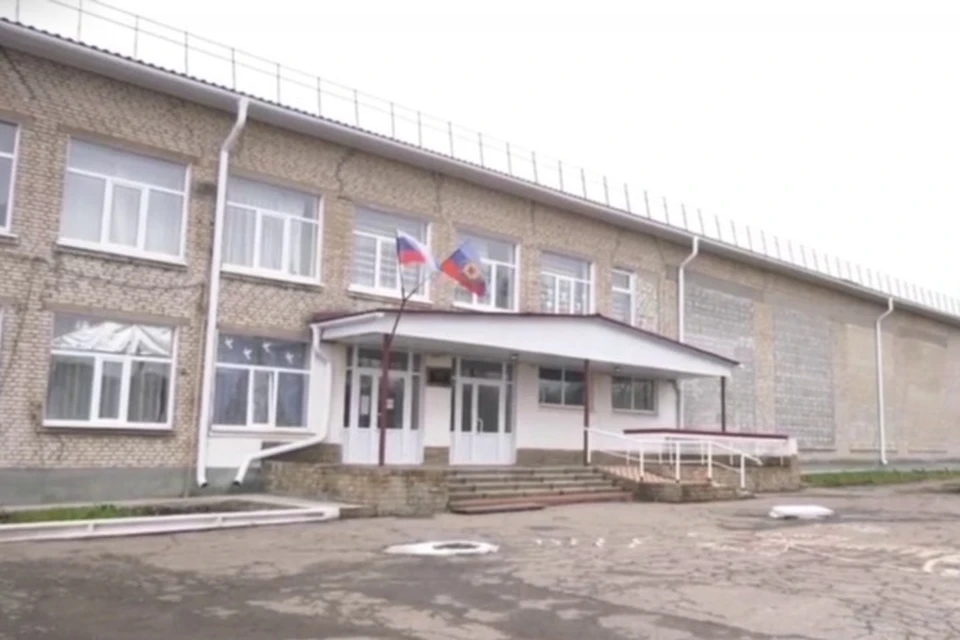 В Зимогорьевской гимназии заменены кровля, оконные блоки, отремонтирован центральный вход и полностью обновлен спортивный зал. Фото: Скриншот видео Минстрой РФ