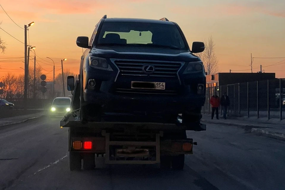 Новосибирские приставы просидели пять часов в засаде ради ареста иномарки Lexus LX 570. Фото: ГУ ФССП по Новосибирской области