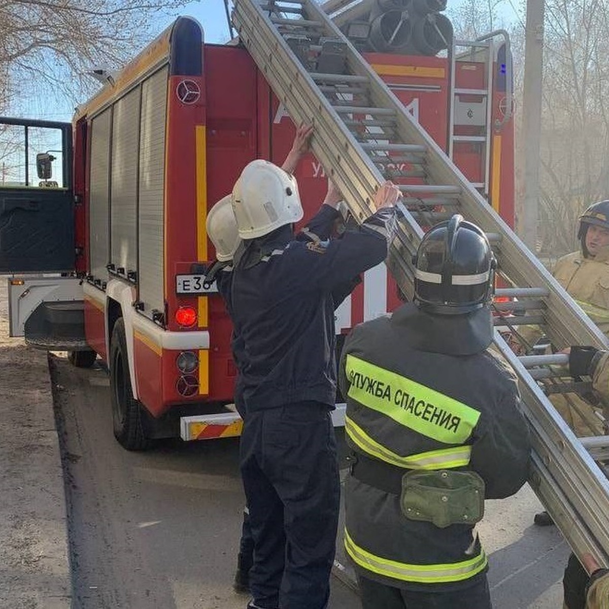 В Ульяновске пожар в пятиэтажке на Аверьянова тушили 22 человека - KP.RU