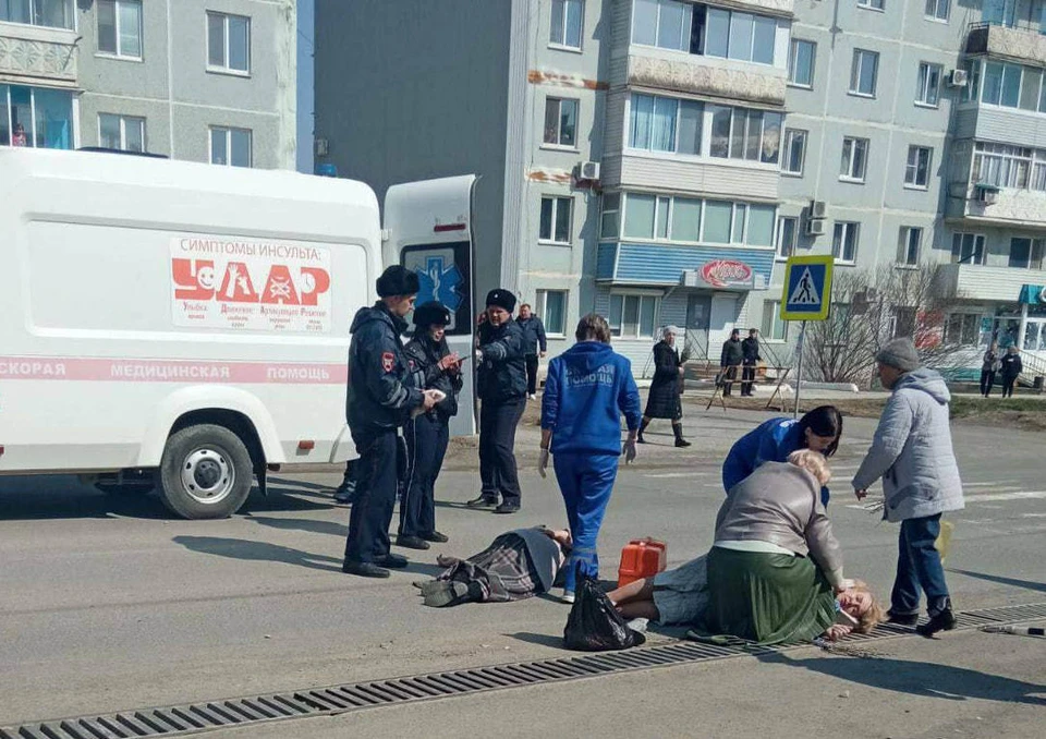 Полицейский проверяет пульс: в Приморье женщина, перепутав педали, сбила двух пенсионерок