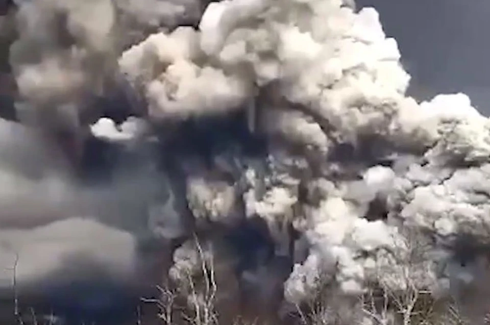 Жуткое и завораживающее зрелище показал вулкан Шивелуч на Камчатке. Фото: скрин с видео