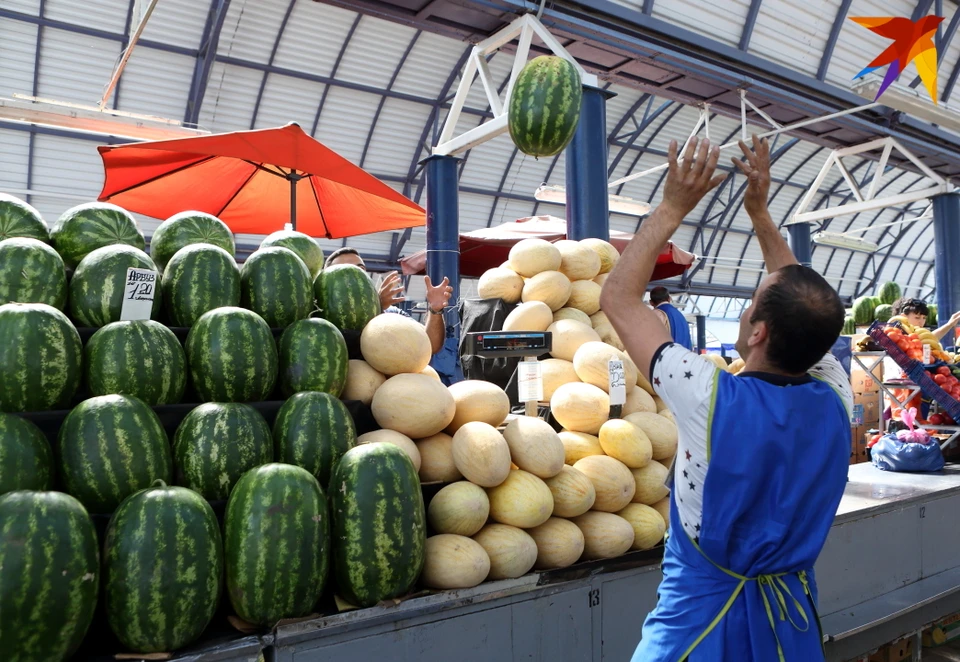 Летом нажимайте на продукты, богатые ликопенами, которые являются антиоксидантами. А это помидоры, грейпфруты, арбузы.