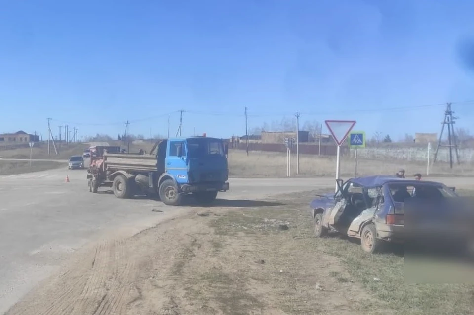Водитель и пассажир легковушки госпитализированы с переломами и ушибами