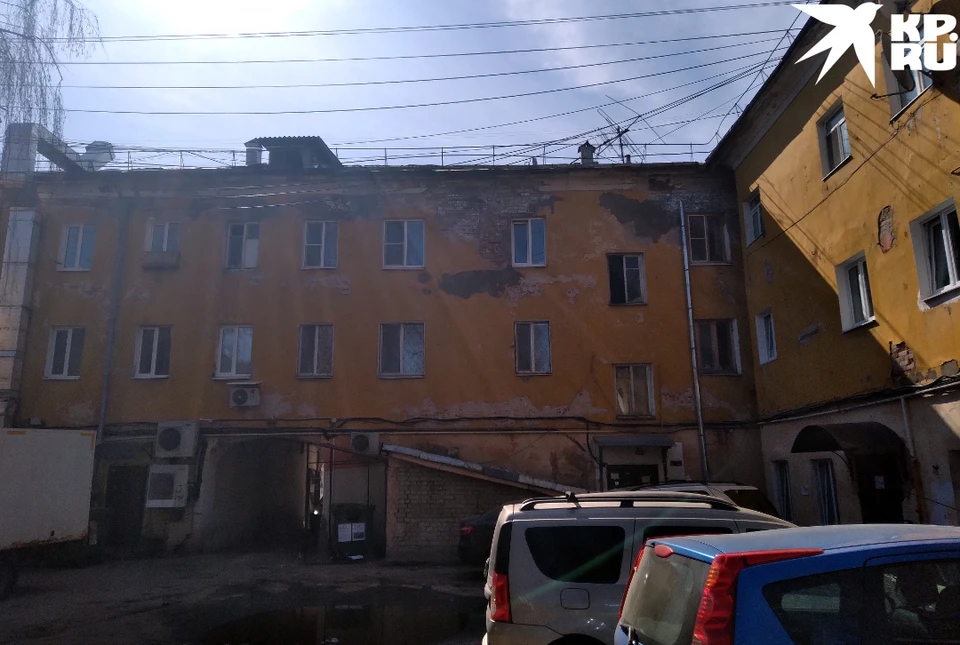 Вид со стороны двора удручает.