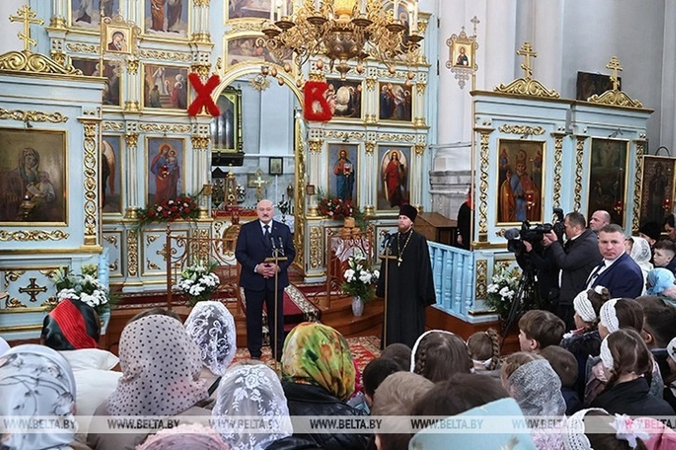 Александр Лукашенко на праздничном богослужении в Спасо-Преображенском храме в Шклове. Фото: БелТА