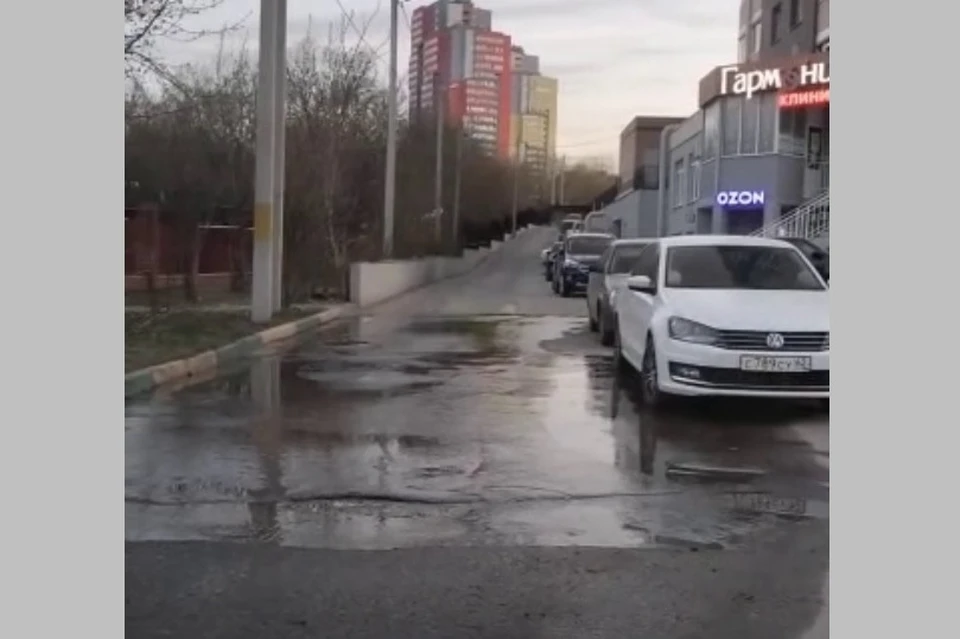 В Рязани залило Касимовское шоссе из-за засора на канализационном коллекторе. Фото: аТипичная Рязань.