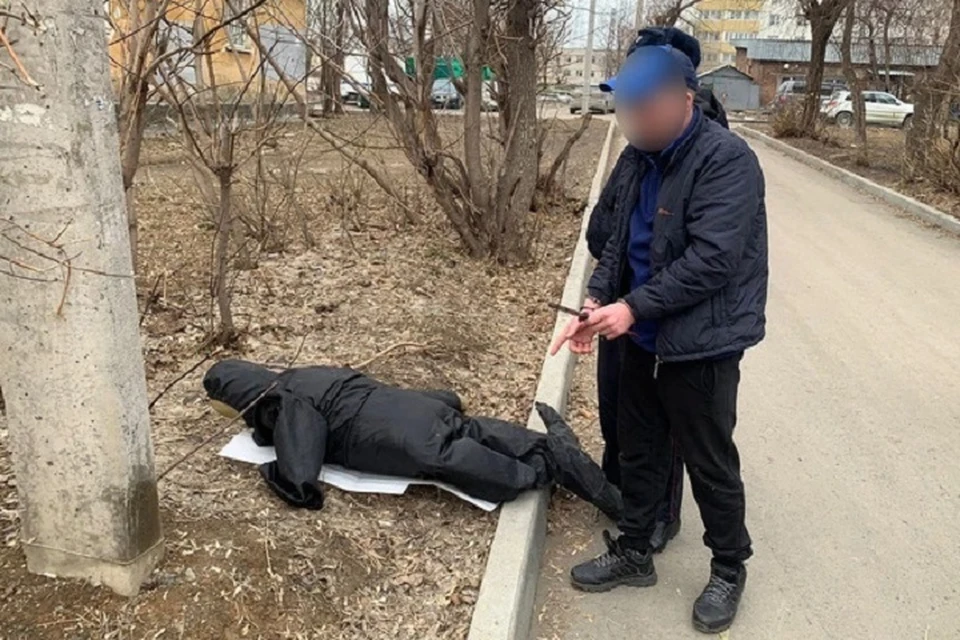 Драка таксиста и его клиента завязалась возле автомобиля на улице Черноярской. Фото: пресс-служба СКР по Свердловской области