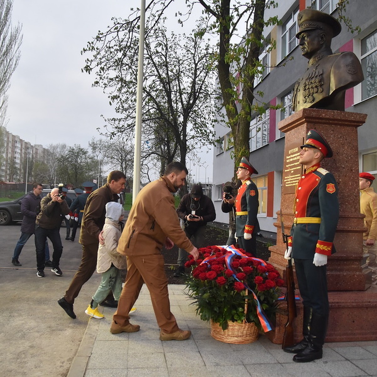 Мы увековечиваем память настоящего героя, настоящего русского солдата»: В  Мариуполе открыли бюст Героя России Романа Кутузова - KP.RU