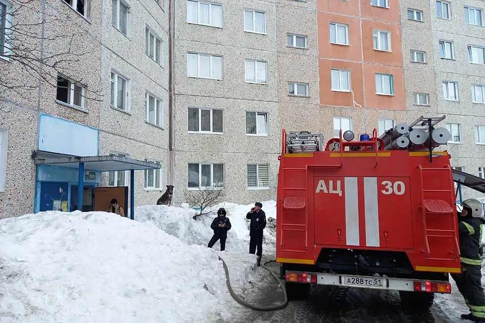 Днем 18 апреля в Кировске тушили пожар в доме на улице Солнечной, 5. Фото: Управление по ГОЧС и ПБ Мурманской области / vk.com/murman01