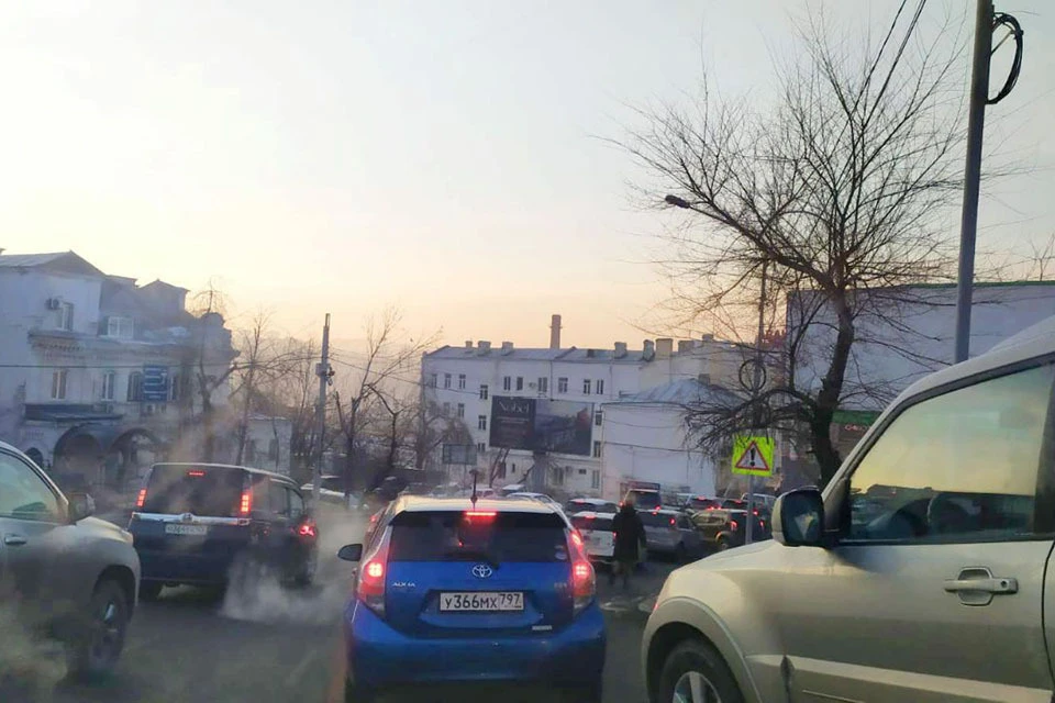 О пробке приморцы рассказали в социальных сетях. Фото: КП – Владивосток.
