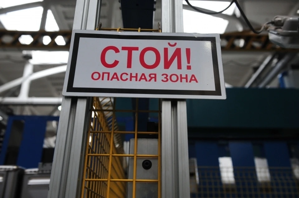 Формовщик случайно нажал на выключатель