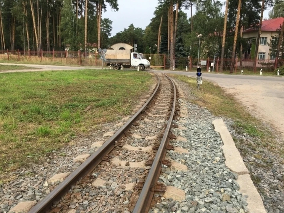 На железнодорожном переезде столкнулись трактор и грузовой поезд