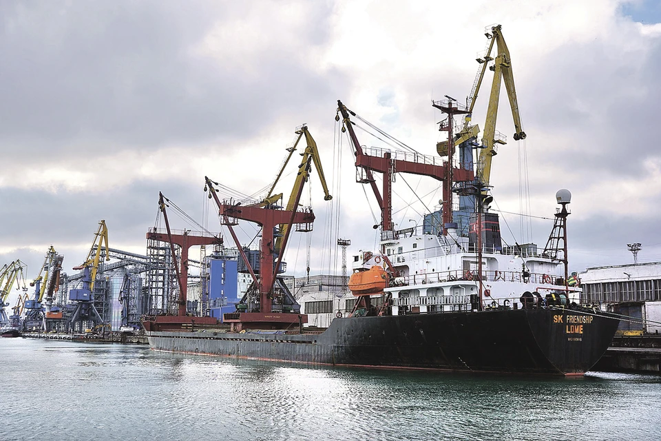 Мариупольский торговый порт начал работу.