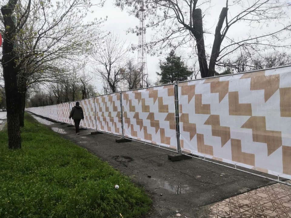Территорию сквера обнесли забором, а за ним - кипит работа
